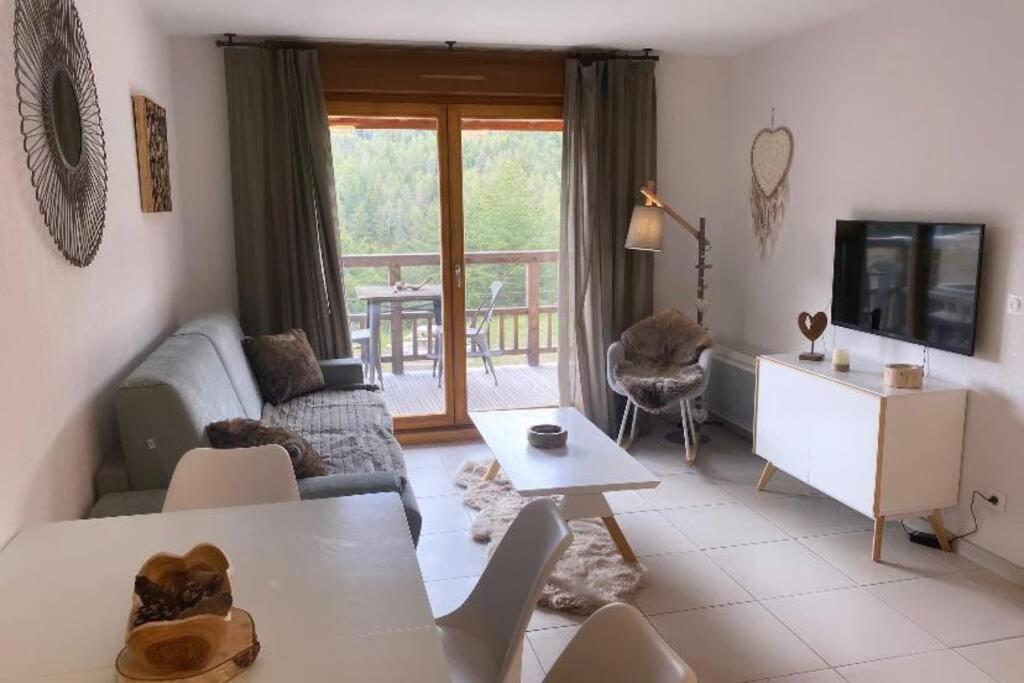 Appartement De Charme Dans Residence Avec Piscine La Joue Du Loup Le Devoluy Exterior photo